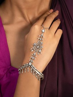 Shaya by CaratLane - White Mast Mahaul Hathphool In 925 Oxidised Silver