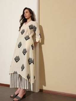 Pink Fort - Women Off White Pure Cotton Geometric Kurta with Trouser