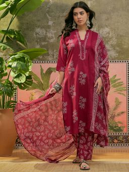 Vastramyaa - Women Maroon Cotton Blend Floral Kurta With Pant & Dupatta