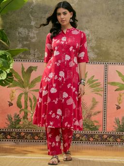 Vastramyaa - Women Pink Cotton Blend Floral Kurta With Pant