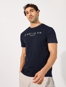 Styli - Men Navy Blue Chest La Vie Slogan Regular Fit T-Shirt