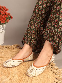 Carlton London - Women White Traditional Embroidered Handcrafted Juttis