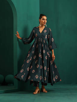 trueBrowns - Deep Blue Floral Bunch Muslin Silk V-Neck Waist Gathered Kurta Pant (Set of 2)
