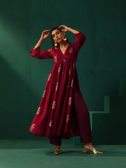 trueBrowns - Maroon Floral Viscose Silk V-Neck Waist Gathered Kurta Pant (Set of 2)