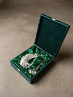 The Home Co - White Metal Swan Holder with 6 Dessert Forks & Gift Box