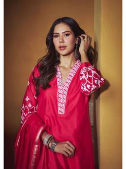 House of Chikankari - Sonam Solid Women Kurta With Pant And Dupatta - Red