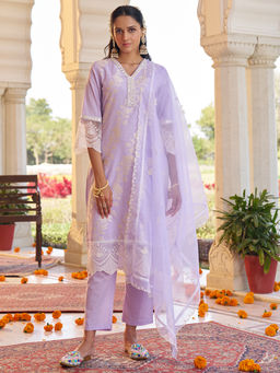 Heeposh - Jacquard Floral Embroidered Kurta with Pant and Dupatta (Set of 3)