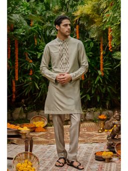 Philocaly - Men Aabha Green Silk Blend Mandarin Neck Thread Work Kurta