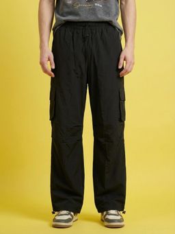 Buynewtrend - Men Black Relaxed Fit Cargo