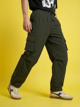 Buynewtrend - Men Green Relaxed Fit Cargo