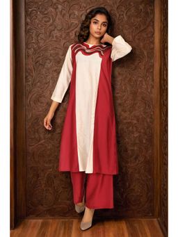 FREYAA - Co-Ord Set Showcasing Wavy Neckline Pattern