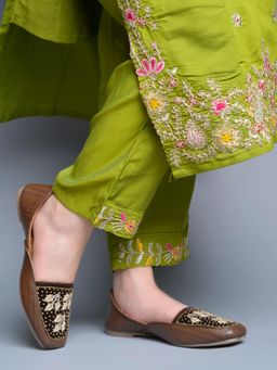 Shoetopia - Women Brown Ethnic Hand-Embroidered Velvet Leaf Juttis