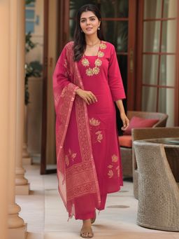 Gahan - Womens Pink Rayon Blend Printed Straight Kurta with Pant & Dupatta