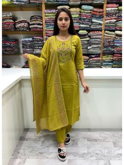 Gahan - Womens Ethnic Motifs Embroidered Thread Work Kurta with Pant & Dupatta