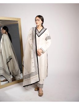 Gahan - Womens White Rayon Blend Printed Straight Kurta with Pant & Dupatta