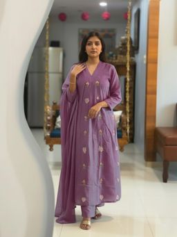 Gahan - Womens Ethnic Motifs Embroidered Regular Thread Work Kurta with Pant & Dupatta