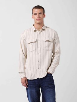 The Indian Garage Co - Men Relaxed Fit Striped Cutaway Collar Casual Shirt - White