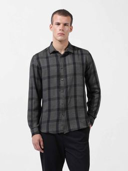 The Indian Garage Co - Men Regular Fit Checked Cutaway Collar Casual Shirt - Charcoal