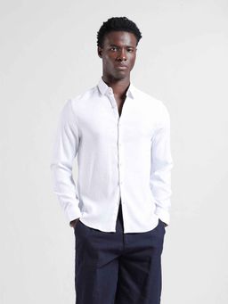 The Indian Garage Co - Men Slim Fit Textured Cutaway Collar Shirt - White