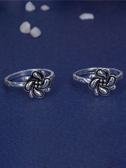 Praavy - 925 Oxidised Silver Flower Leaf Tribal Adjustable Toe Ring