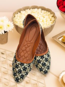 YASSIO - Juno Black Embroidered Juttis