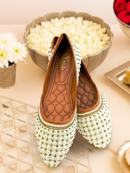 YASSIO - Mahira Embroidered Juttis