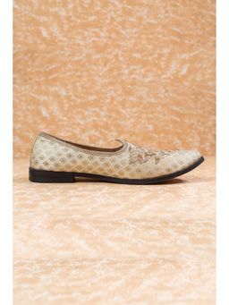 TASVA - Men White Embroidered Mojari