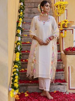 Gahan - Womens Cream Rayon Blend Floral Kurta with Pant & Dupatta
