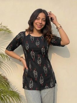 Gahan - Womens Black Rayon Blend Printed Straight Kurti