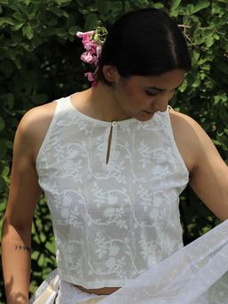 Chidiyaa - Ivory Pure Cotton Sleeveless Handprinted Blouse - Safed (Freesize)