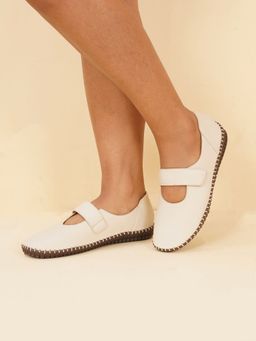 Sherrif Shoes - Women's Cream Casual Buckle Round Toe Solid Ballerina