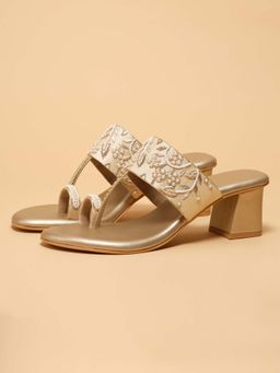 ERIDANI - Avika Gold Embroidered Kolhapuris