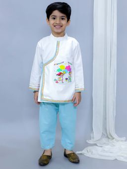 The Little Tales - Kids Playing Holi Printed Pocket White Kurta & Pyjama (Set of 2)
