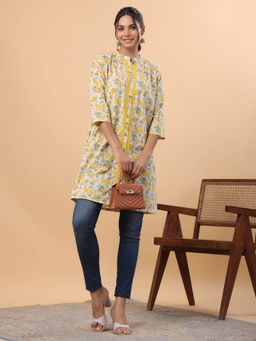 Janasya - Women Cream Cotton Floral Printed Kurta