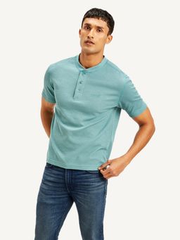 Levi's - Men Solid Slim Fit T-Shirt