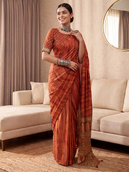 Akhilam - Women's Crepe Rust Printed Block Print Saree With Unstitched Blouse