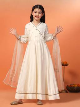 FASHION DREAM - Girls Off White Chanderi Thread Work Dress With Dupatta