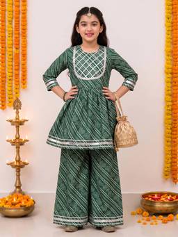 FASHION DREAM - Girls Cotton Blend Printed Green Kurta With Pant