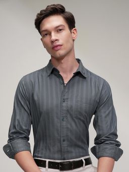 HIGHLANDER - Men Grey Dobby Textured Striped Slim Fit Shirt