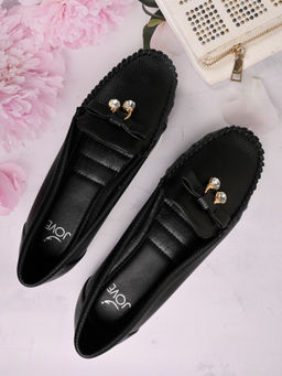 Jove - Women Black Textured Loafers