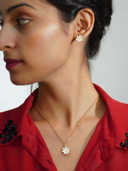 Niscka - Dainty Daisy Necklace Pendant Set