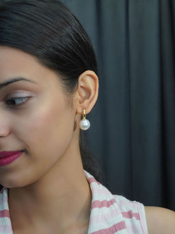 Niscka - Graceful Pearl Earring