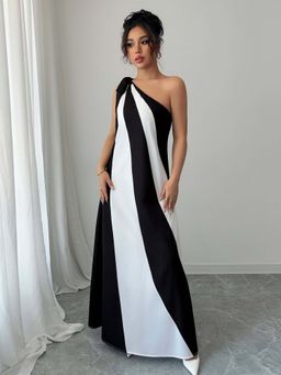 Outzidr - White One-Off Shoulder Contrast Maxi Dress