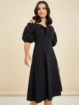 Styli - Black Cold Shoulder Sweetheart Neck A-line Midi Dress