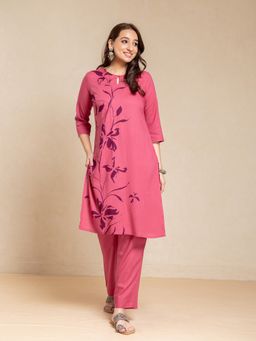 Suti - Women Pink Rayon Floral Kurta with Pant