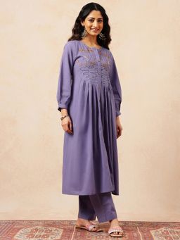 Vbuyz - Women Lavender Cotton Embroidered Kurta with Pant