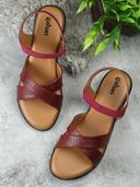 Red color option, Sold out, Currently selected