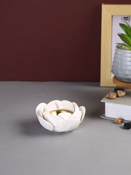 Tayhaa - Blooming White Flower Candle Holder
