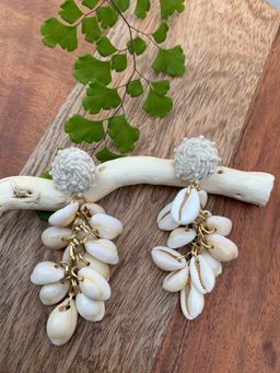 A FINE STORY - Shell Bunch Earrings