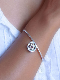 Shaya by CaratLane - Kundal Inspired Flexi Bracelet